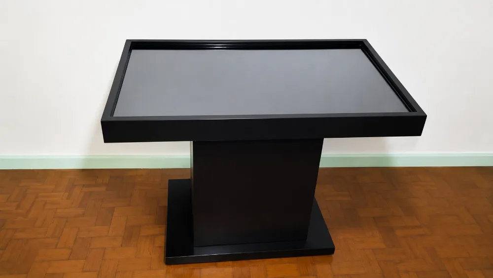 Totem touch screen mesa