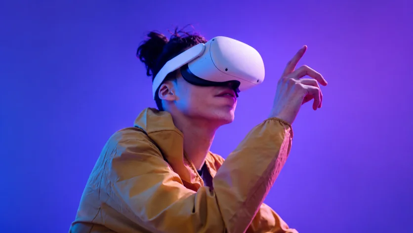 Visitante usando realidade virtual em evento
